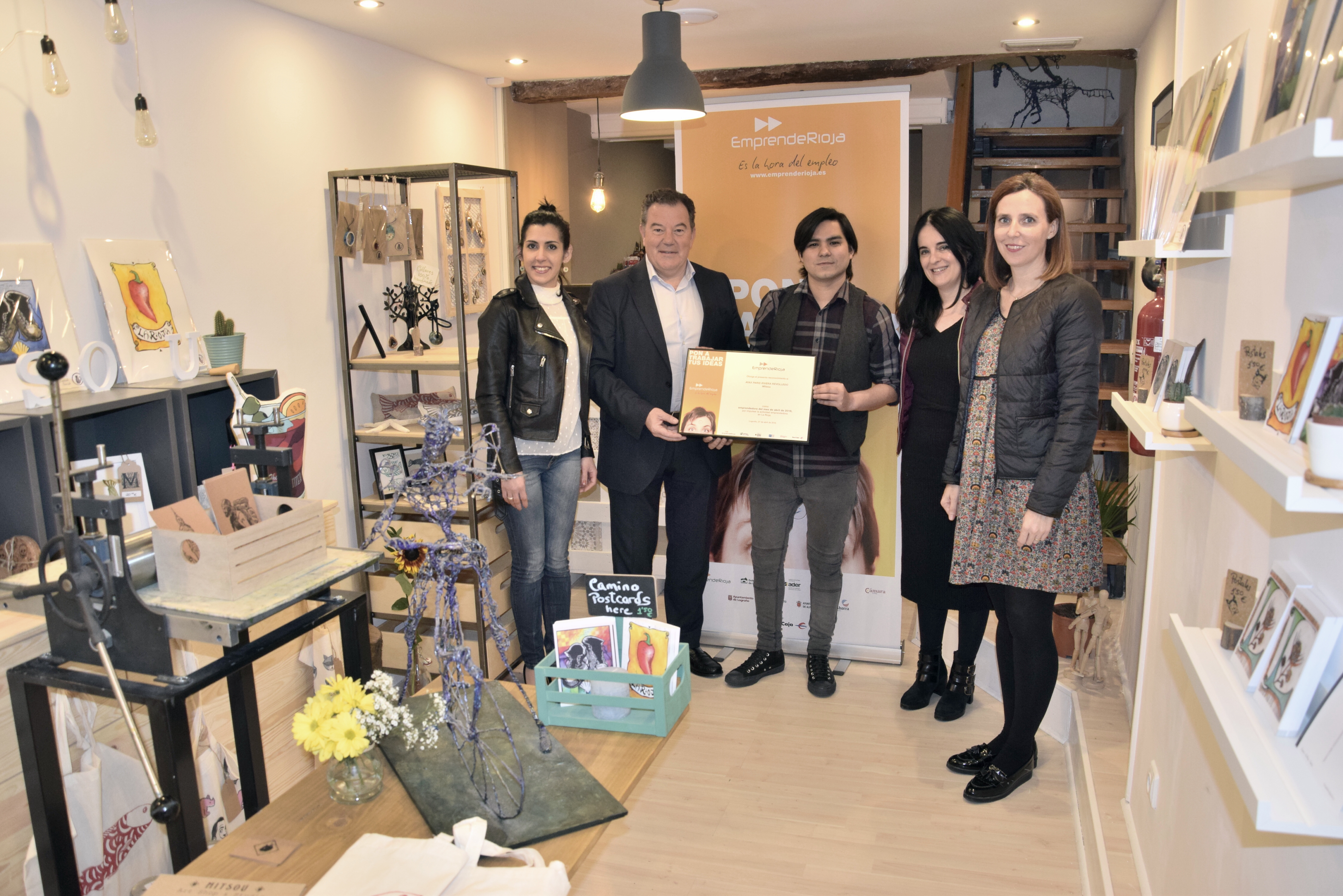 El emprendedor Ayax Paris Rivera gana el Emprendedor del mes por su tienda-taller de grabados, artesanías y regalos exclusivos