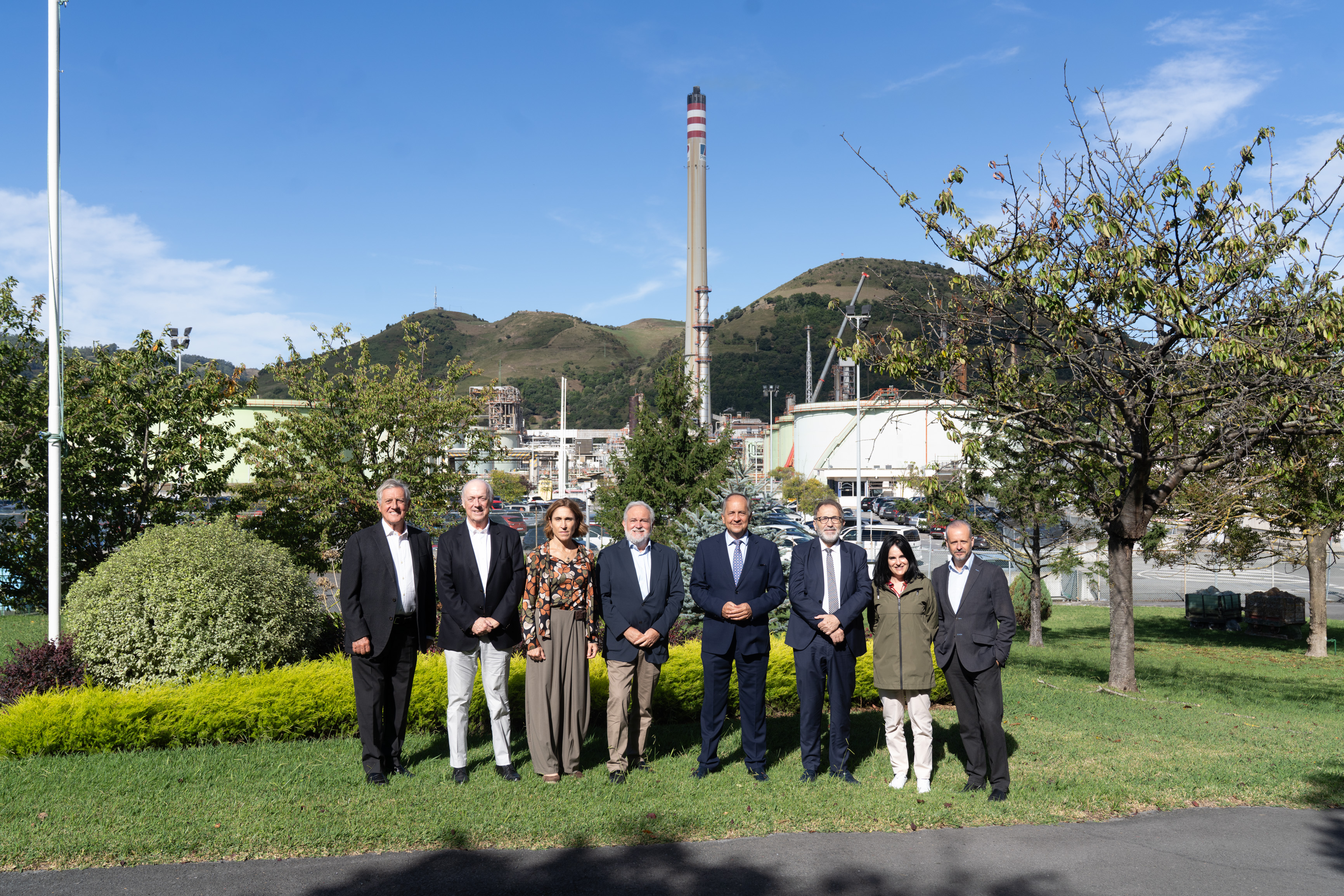 El Presidente de la Cámara de Comercio de La Rioja, D. Eduardo de Luis Olloqui y su Vicepresidente primero, D. Carlos del Rey Apellániz, visitan la refinería Petronor de la mano de la Cámara de Comercio de Bilbao
