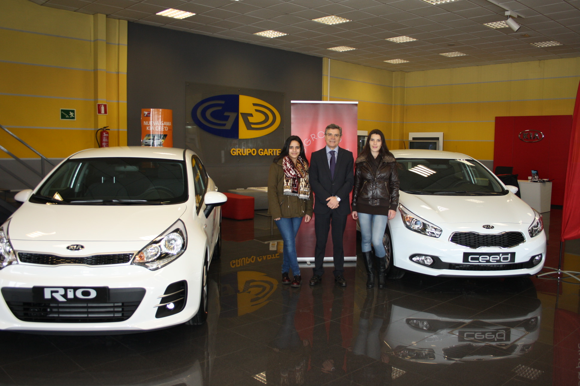 Entregados los dos coches a las ganadoras del sorteo comprar en Navidad va sobre ruedas con el que se cerró la campaña navideña