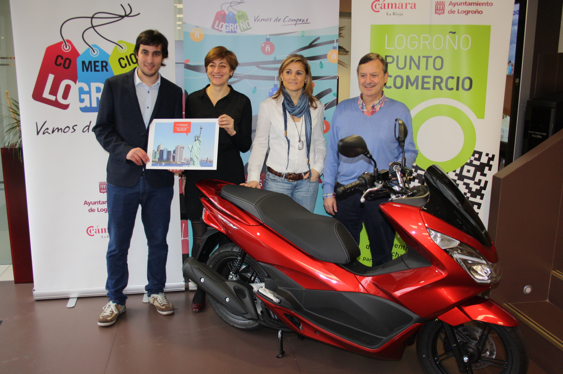 Los ganadores del Concurso Sorteo por compra con el que se cerró la campaña navideña  recogen sus premios