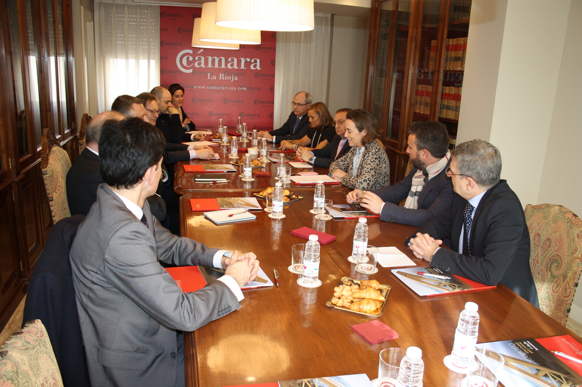 Representantes de la London School of Economics exploran posibilidades de colaboración en la Cámara de Comercio