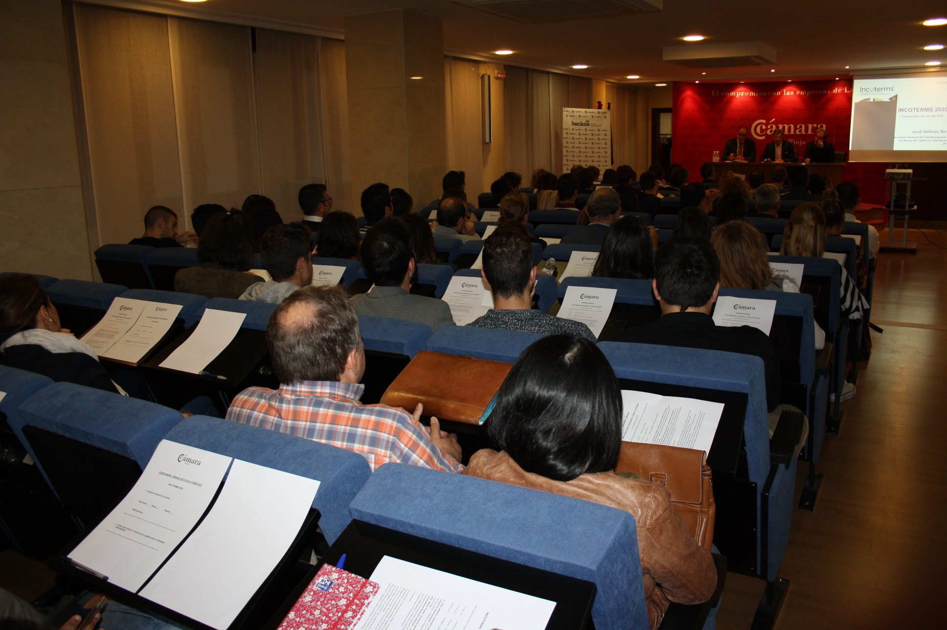 Un centenar de empresarios asisten a la jornada Incoterms 2020