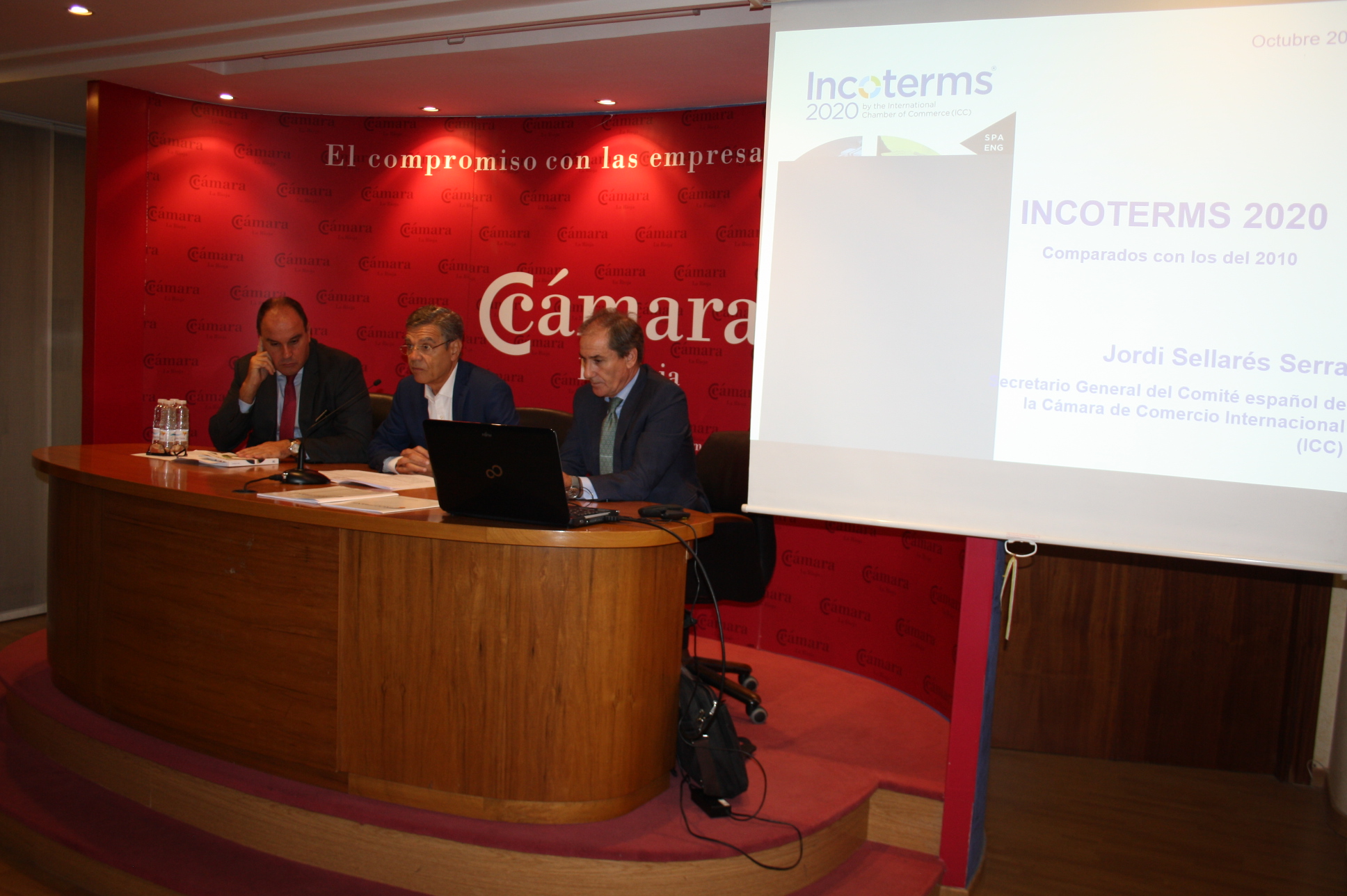 Un centenar de empresarios asisten a la jornada Incoterms 2020