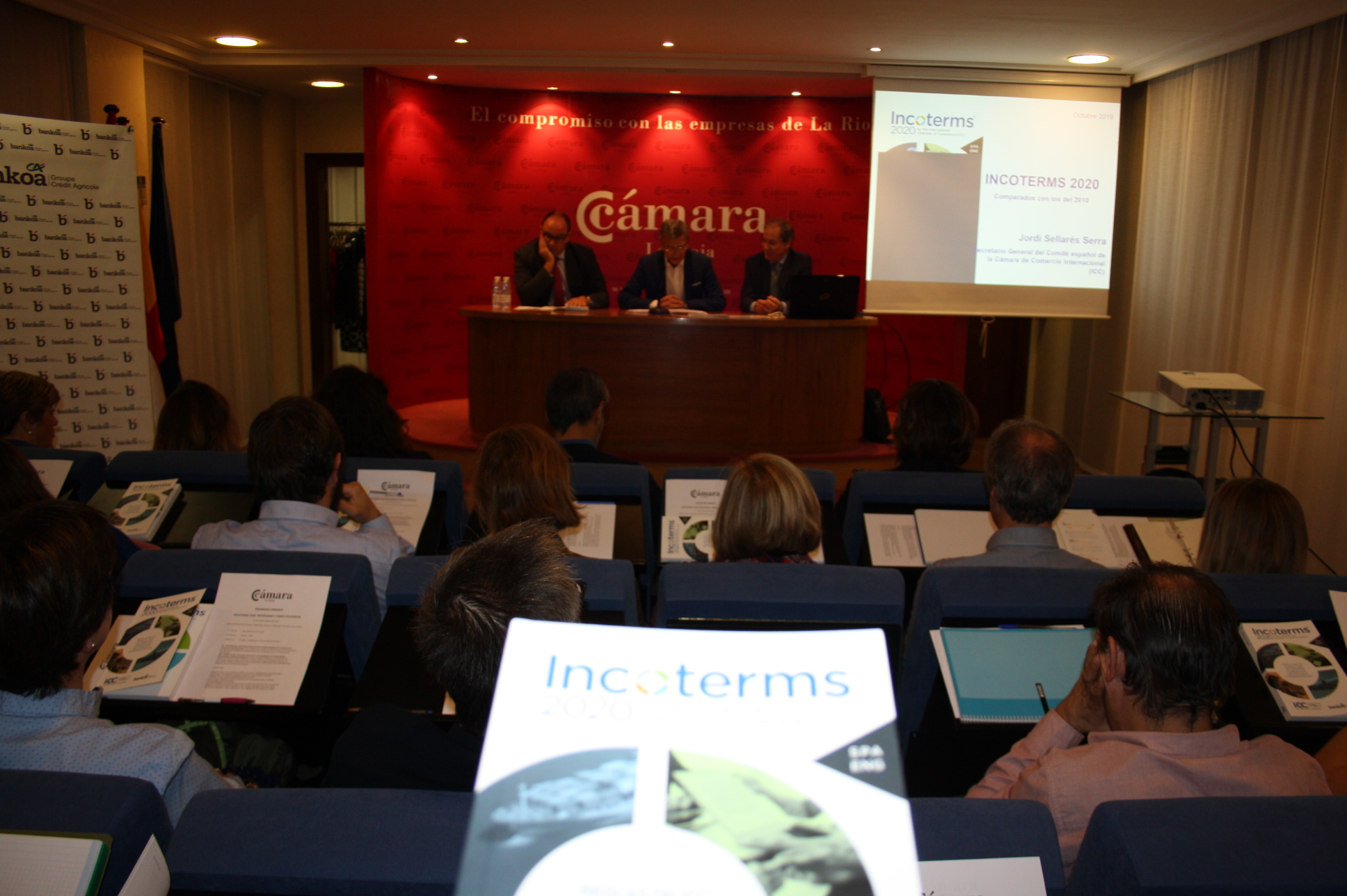 Un centenar de empresarios asisten a la jornada Incoterms 2020