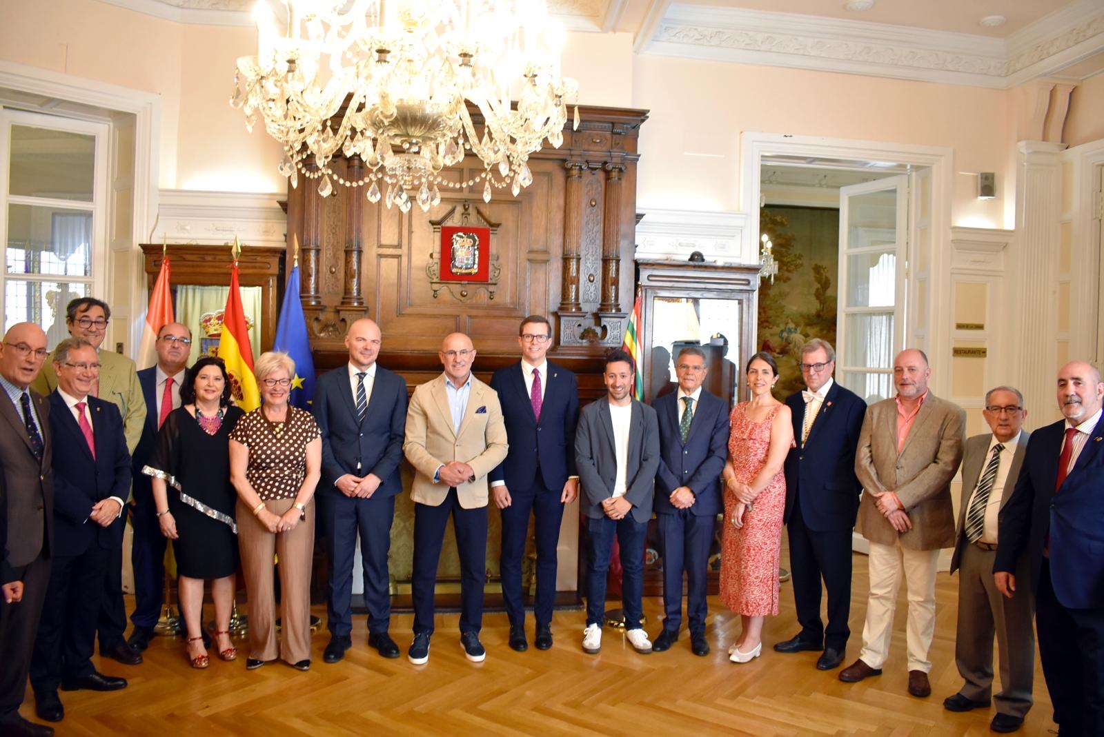 La Cámara de Comercio de La Rioja recibe la Placa de Exaltación de los Valores Riojanos del Centro Riojano de Madrid en la celebración del Día de La Rioja y San Bernabé